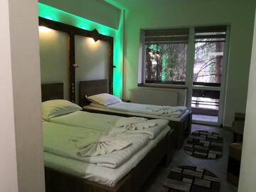 Фото номера Улучшенный трехместный номер Хостелы Hostel Alex - Complex Dumbrava Minunata г. Кымпулунг-Молдовенеск 3