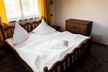 Фото номера Номер с кроватью размера «king-size» и видом на горы Гостевой дом Casa Comfort г. Кымпулунг-Молдовенеск 4