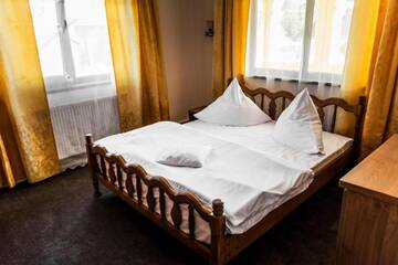 Фото номера Номер с кроватью размера «king-size» и видом на горы Гостевой дом Casa Comfort г. Кымпулунг-Молдовенеск 5