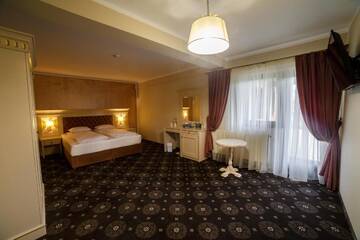 Фото номера Номер с кроватью размера &quot;king-size&quot; и гидромассажной ванной Отель Grădina Mariajelor Hotel г. Кымпулунг-Молдовенеск 6