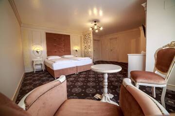 Фото номера Номер с кроватью размера &quot;queen-size&quot; и гидромассажной ванной Отель Grădina Mariajelor Hotel г. Кымпулунг-Молдовенеск 5