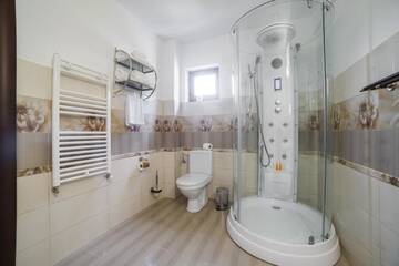 Фото номера Номер с кроватью размера «king-size» и видом на горы Отель Grădina Mariajelor Hotel г. Кымпулунг-Молдовенеск 9