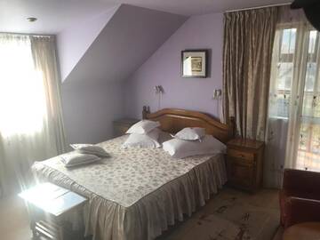 Фото номера Двухместный номер с 1 кроватью Отель Hotel Cosmos г. Кымпулунг-Молдовенеск 15