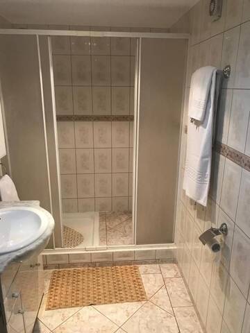 Фото номера Трехместный номер Отель Hotel Cosmos г. Кымпулунг-Молдовенеск 3