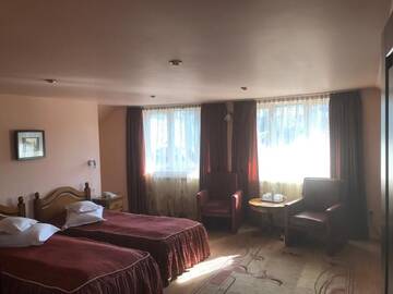 Фото номера Трехместный номер Отель Hotel Cosmos г. Кымпулунг-Молдовенеск 7