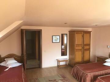 Фото номера Трехместный номер Отель Hotel Cosmos г. Кымпулунг-Молдовенеск 4