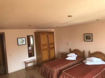 Фото номера Трехместный номер Отель Hotel Cosmos г. Кымпулунг-Молдовенеск 5