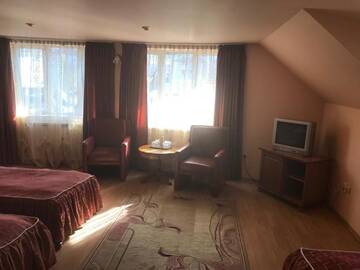 Фото номера Трехместный номер Отель Hotel Cosmos г. Кымпулунг-Молдовенеск 6