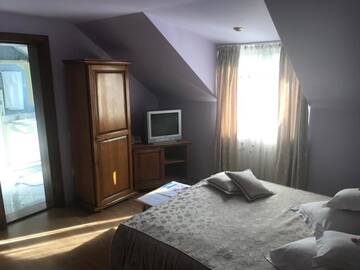 Фото номера Двухместный номер с 1 кроватью Отель Hotel Cosmos г. Кымпулунг-Молдовенеск 14