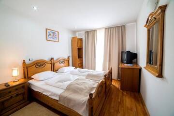 Фото номера Люкс Отель Hotel Eden г. Кымпулунг-Молдовенеск 3
