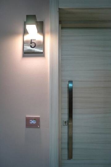 Фото номера Улучшенный одноместный номер Отель Hotel Eden г. Кымпулунг-Молдовенеск 2