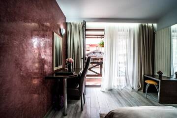 Фото номера Двухместный номер с 1 кроватью и балконом Отель Hotel Eden г. Кымпулунг-Молдовенеск 4