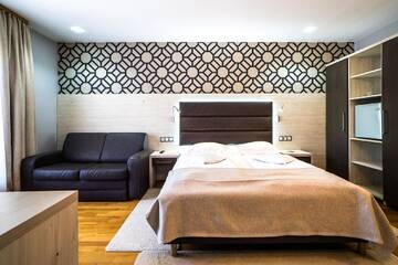 Фото номера Улучшенный трехместный номер Отель Hotel Eden г. Кымпулунг-Молдовенеск 3