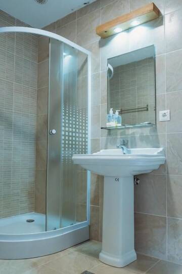 Фото номера Номер Делюкс с кроватью размера «king-size» Гостевой дом Aqua Alpin Centru Spa г. Кымпулунг-Молдовенеск 28